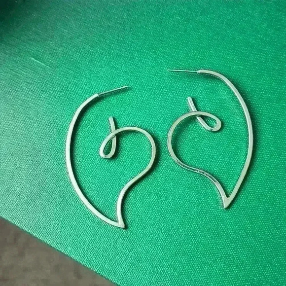 Silver tone twisted earrings - Picture 1 of 9